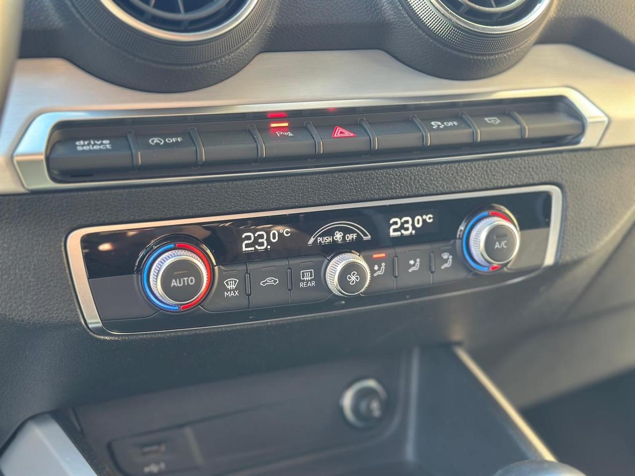 Audi Q2 30 TDI Identity Black