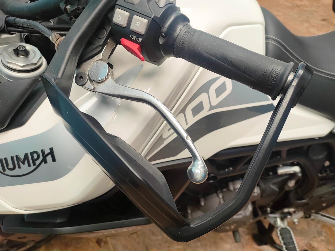 Triumph Tiger 900 GT PRO con tris borse originali