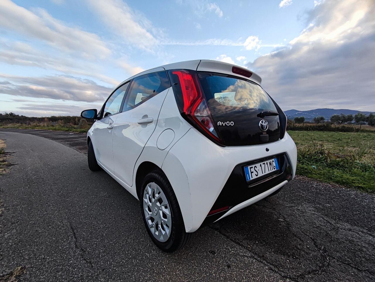 Toyota Aygo 1.0 VVT-i 72 CV 5 porte x-clusiv