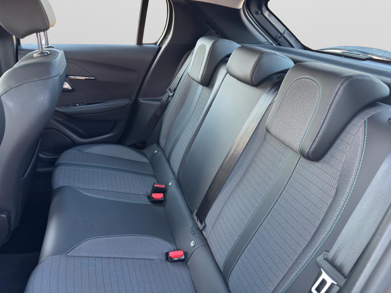 Peugeot 208 PureTech 100 ALLURE PACK-KEYLESS(CARPLAY
