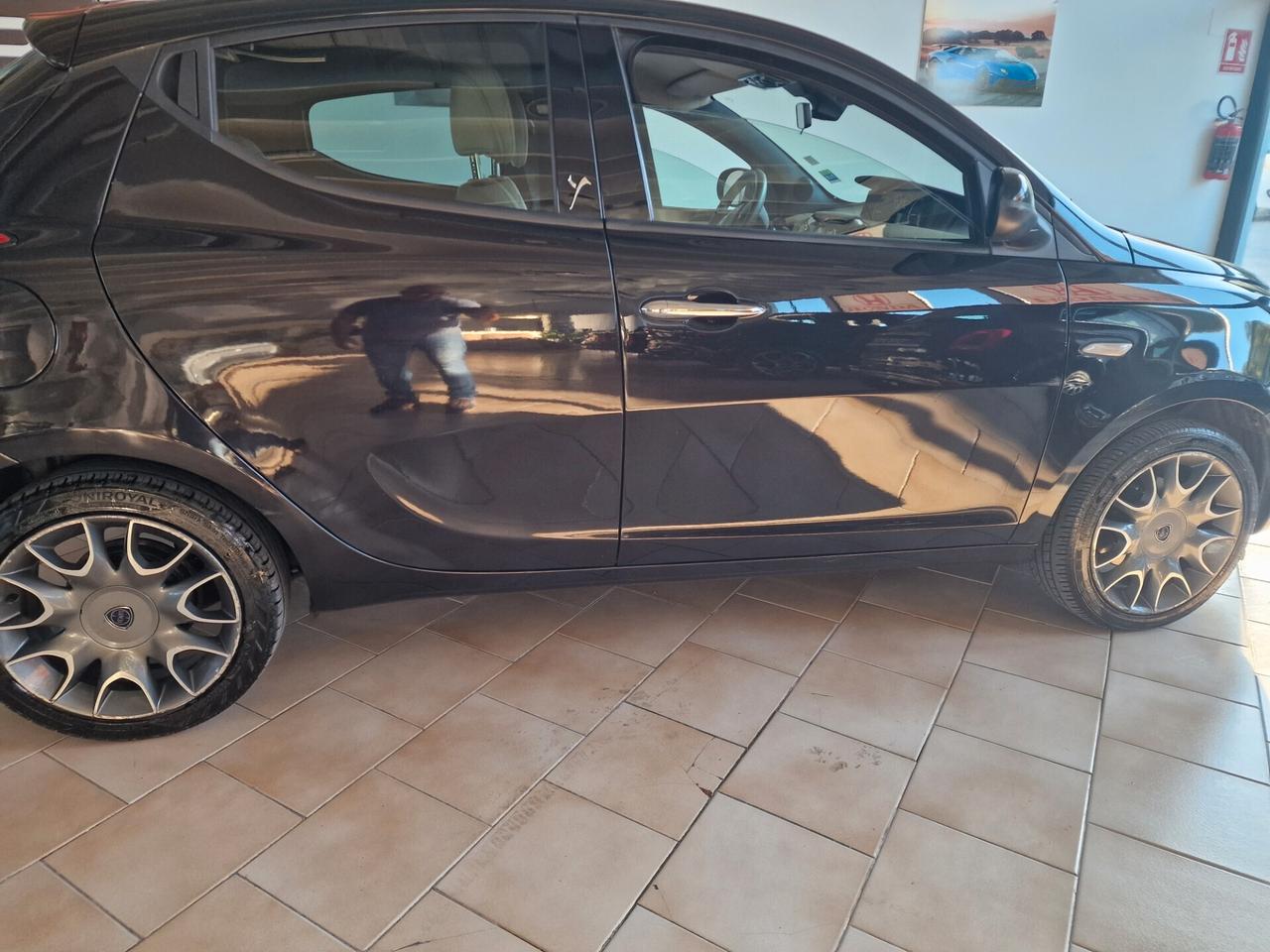 Lancia Ypsilon 1.2 69 CV 5 porte S&S Gold