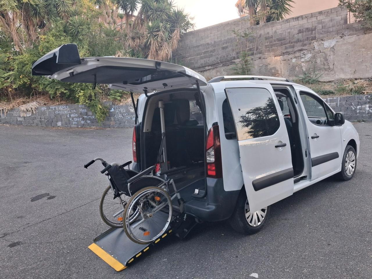 Citroen Berlingo pianale ribassato rampa trasporto disabili