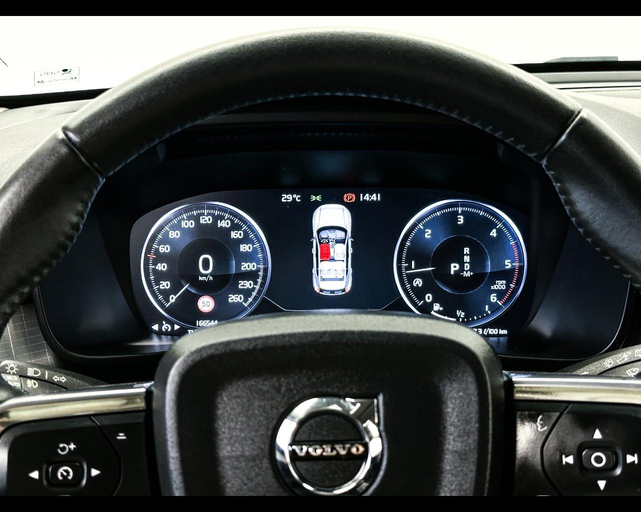 VOLVO XC40 (2017-->) - XC40 D3 AWD Geartronic Momentum