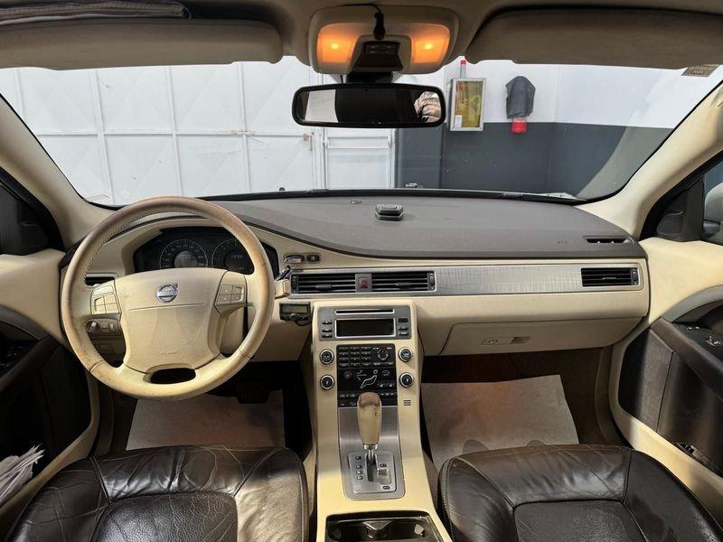 Volvo XC70 XC70 2.4 d5 Momentum awd 185cv