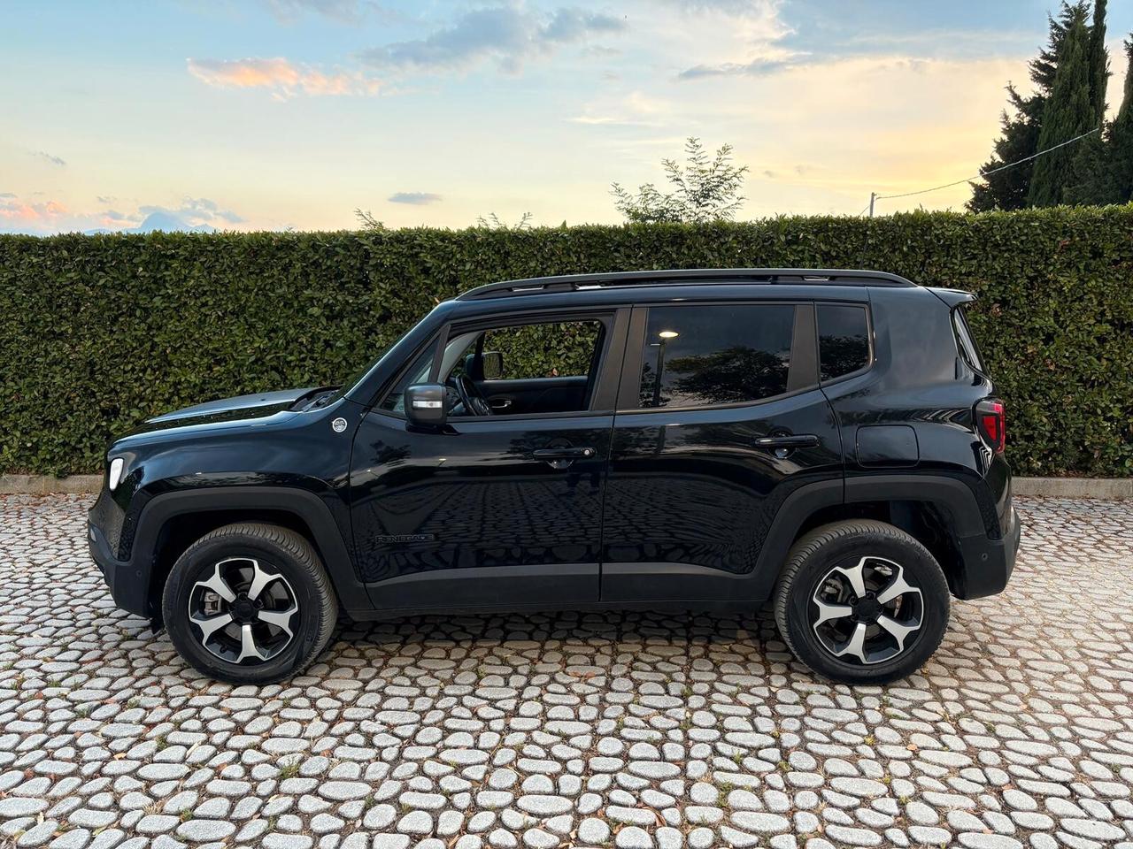 J Renegade 1.3Hyb. 4xe L-Lock Trailh 240 P-In 2021