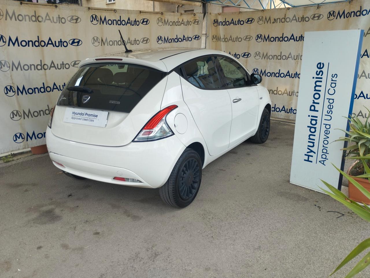 Lancia Ypsilon 1.0 FireFly 5 porte S&S Hybrid Ecochic Silver