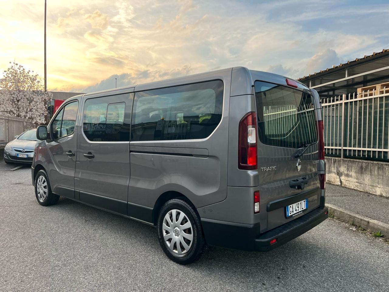 RENAULT TRAFIC 9P LUNGO CAMBIO AUTOMATICO DOPPIA PORTA