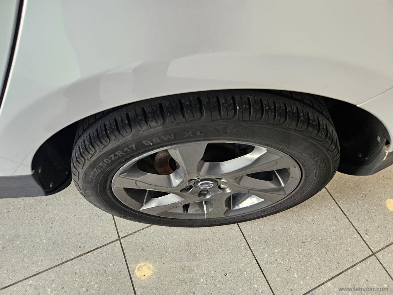 VOLVO V40 Cross Country D2 1.6 P.sh. Momentum