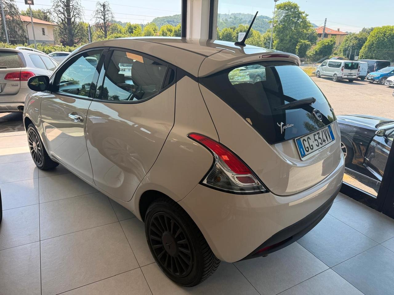 Lancia Ypsilon 1.0 FireFly 5 porte S&S Hybrid Ecochic Silver