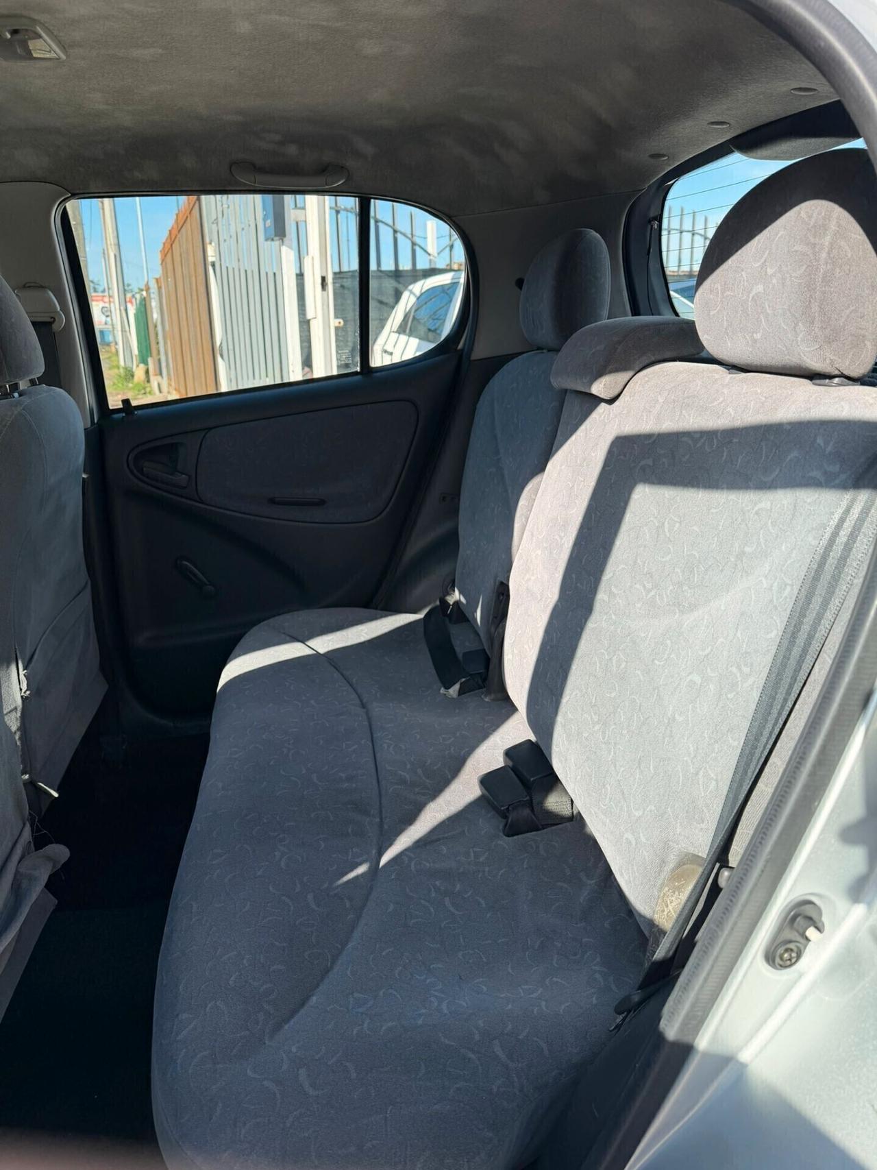 Toyota Yaris 1.0i 16V cat 5 porte Sol