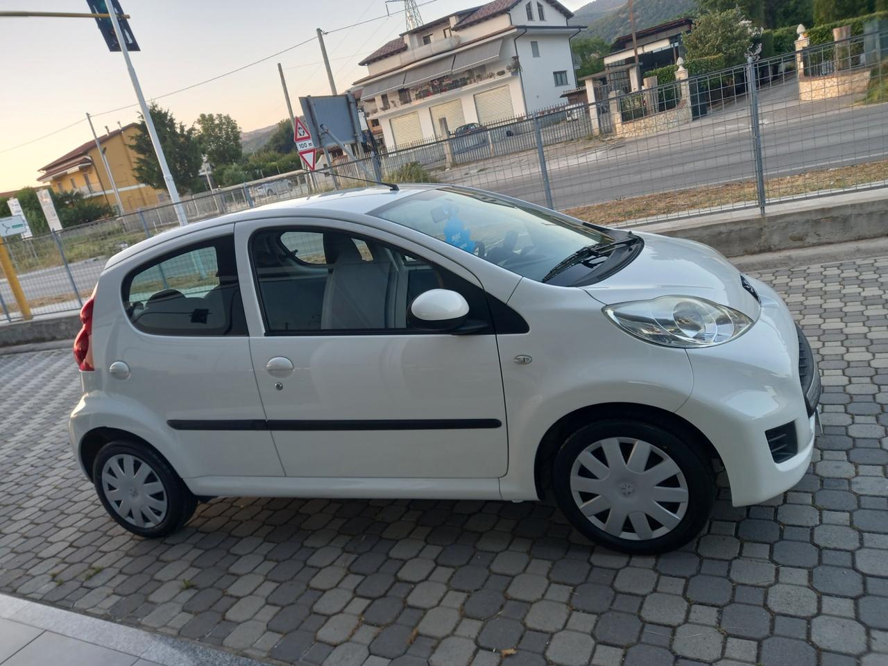 Peugeot 107 * RESTYLING* 1.0 5 PORTE 2Tronic CAMBIO AUTOMATICO