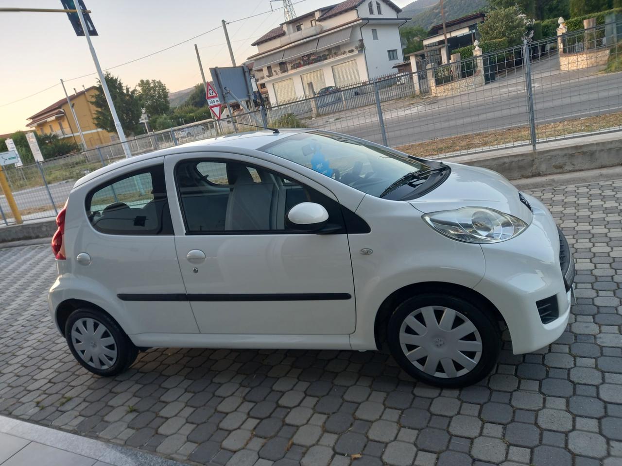 Peugeot 107 * RESTYLING* 1.0 5 PORTE 2Tronic CAMBIO AUTOMATICO