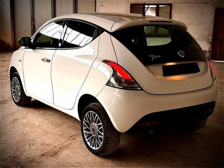 Lancia Ypsilon 0.9 TwinAir 85 CV 5 porte Metano Ecochic Gold