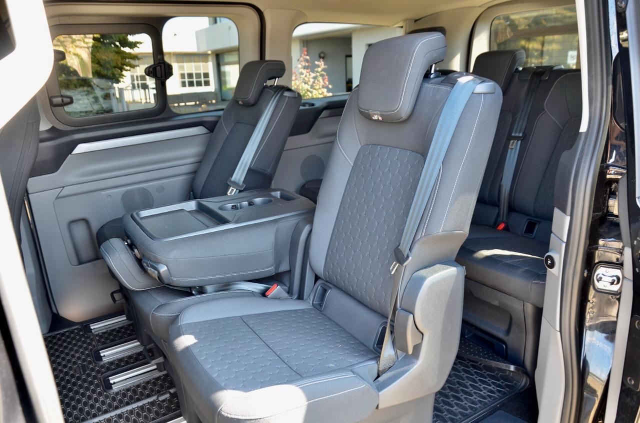 FORD TOURNEO CUSTOM 2.0 TITANIUM 170cv AUTO 8 POSTI, VETTURA PRIVATA NO IVA, GARANZIA FORD 7/2028, SERVICE FORD, UNICOPR, UFF ITALIANA, GANCIO TRAINO, DOPPIA PORTA SCORREVOLE, PERMUTE