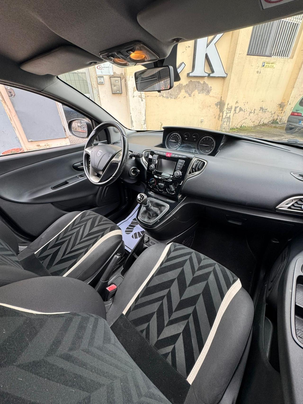 Lancia Ypsilon 0.9 TwinAir 85 CV 5 porte Metano Ecochic Platinum