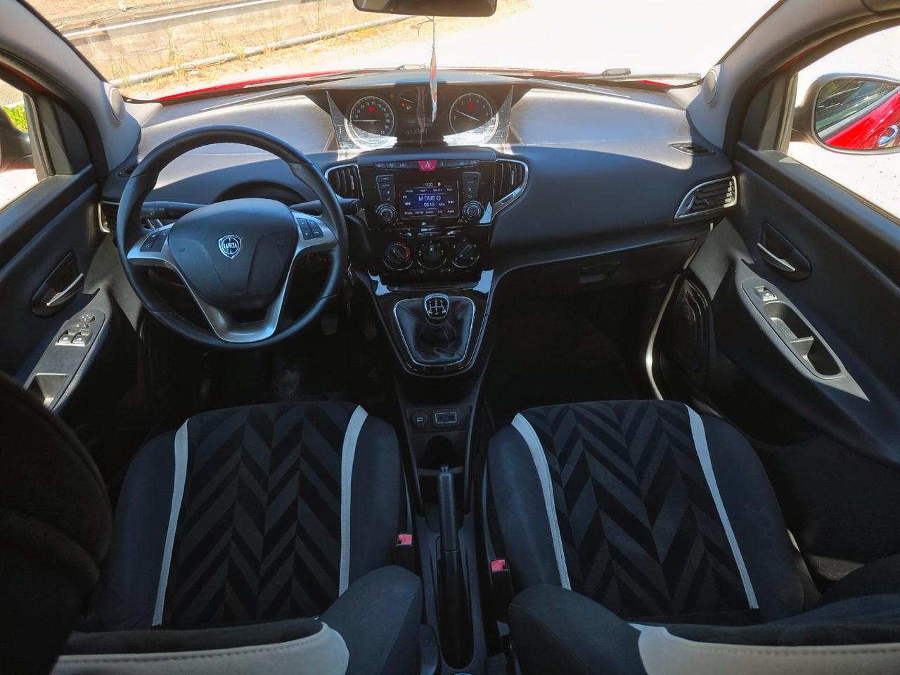 Lancia Ypsilon 1.2 69 CV 5 porte Unyca