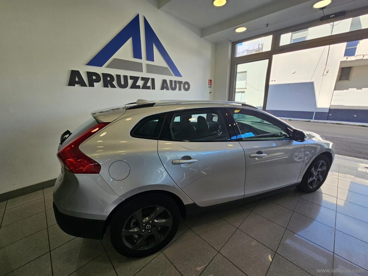 VOLVO V40 Cross Country D2 1.6 P.sh. Momentum