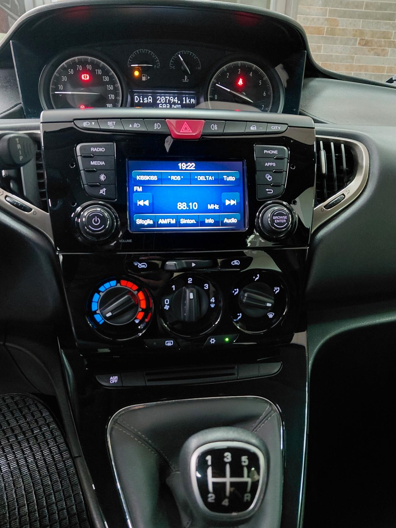 Lancia Ypsilon 1.2 69 CV 5 porte soli 68000 km