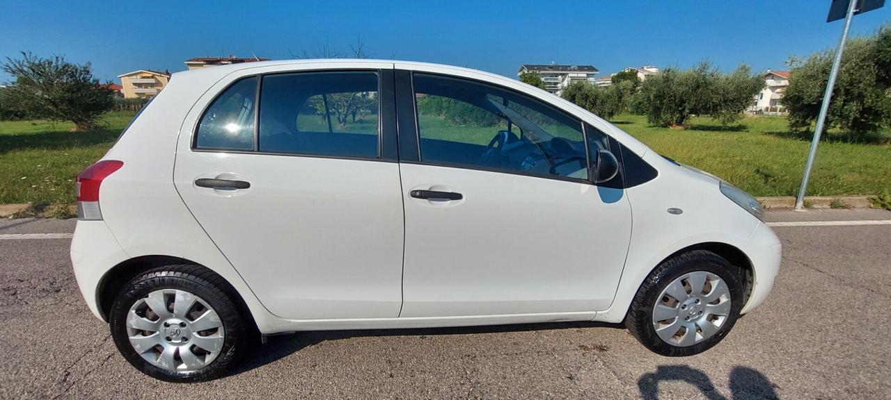 YARIS 1,0 BENZINA 75 CV X NEOPATENTATI 5 POSTI IMPECCABILE OK DISTRIBUZIONE