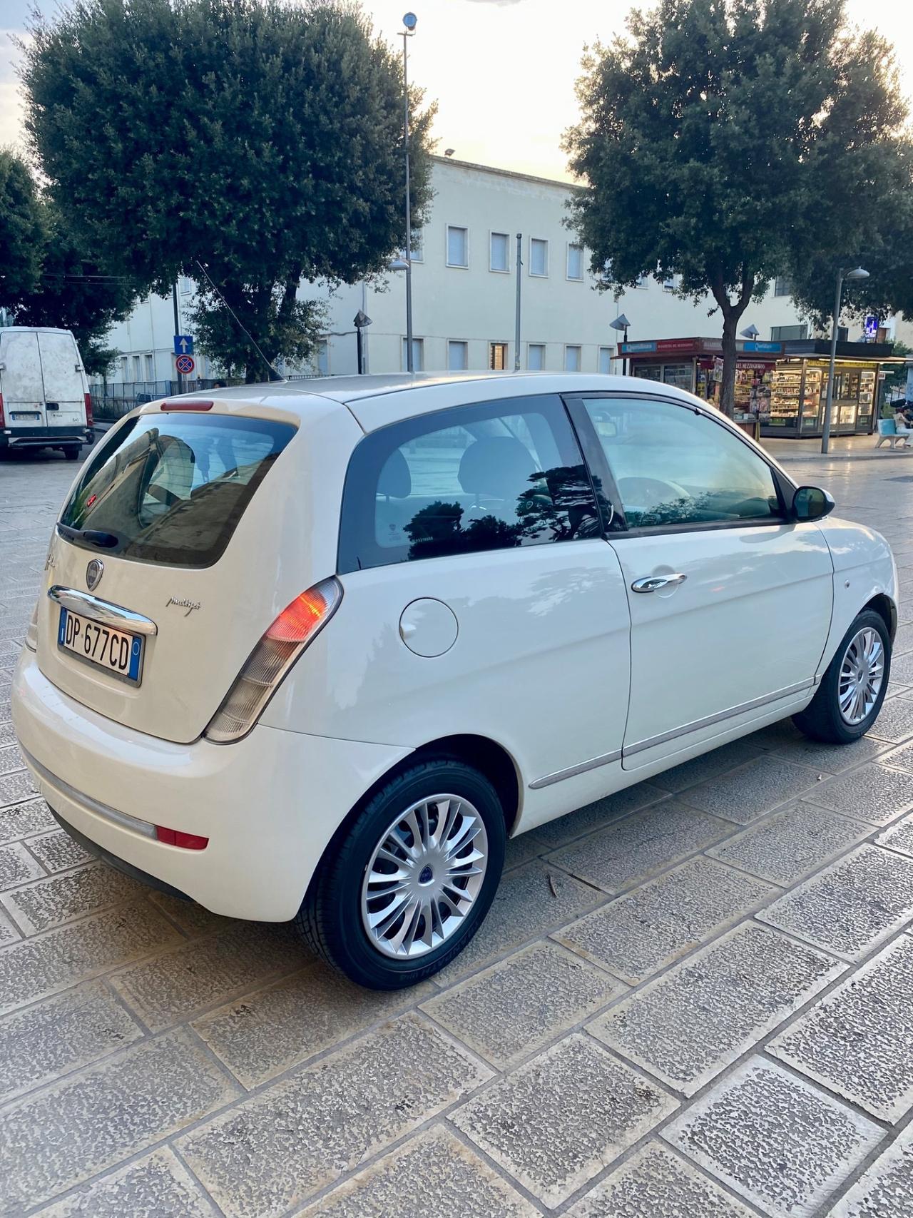 Lancia Ypsilon 1.3 MJT 90 CV Platino