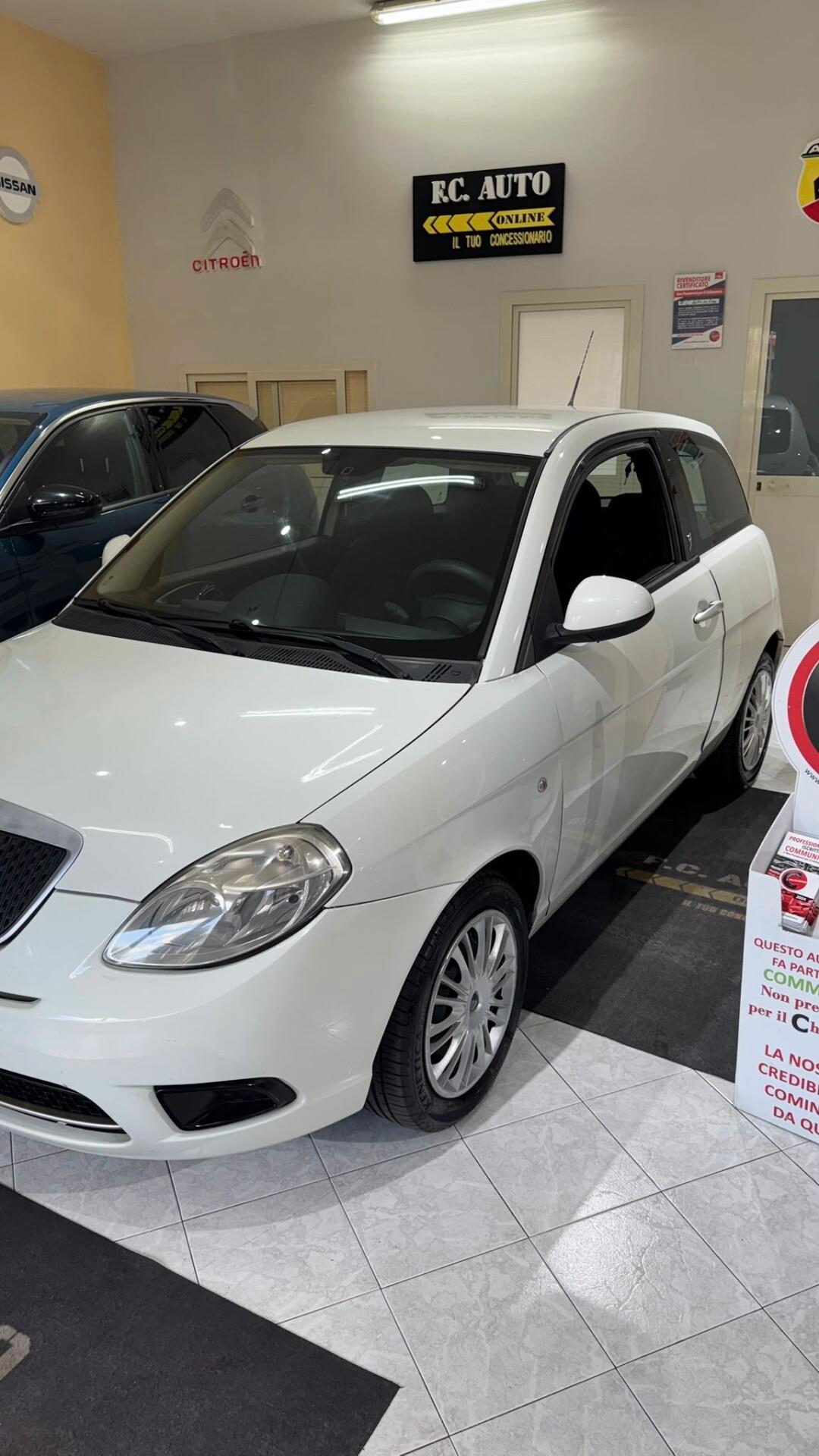 Lancia Ypsilon 1.3 MJT 75 CV Versus