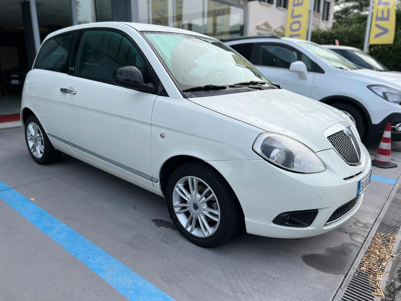 Lancia Ypsilon 1.3 MJT 75 CV Unyca