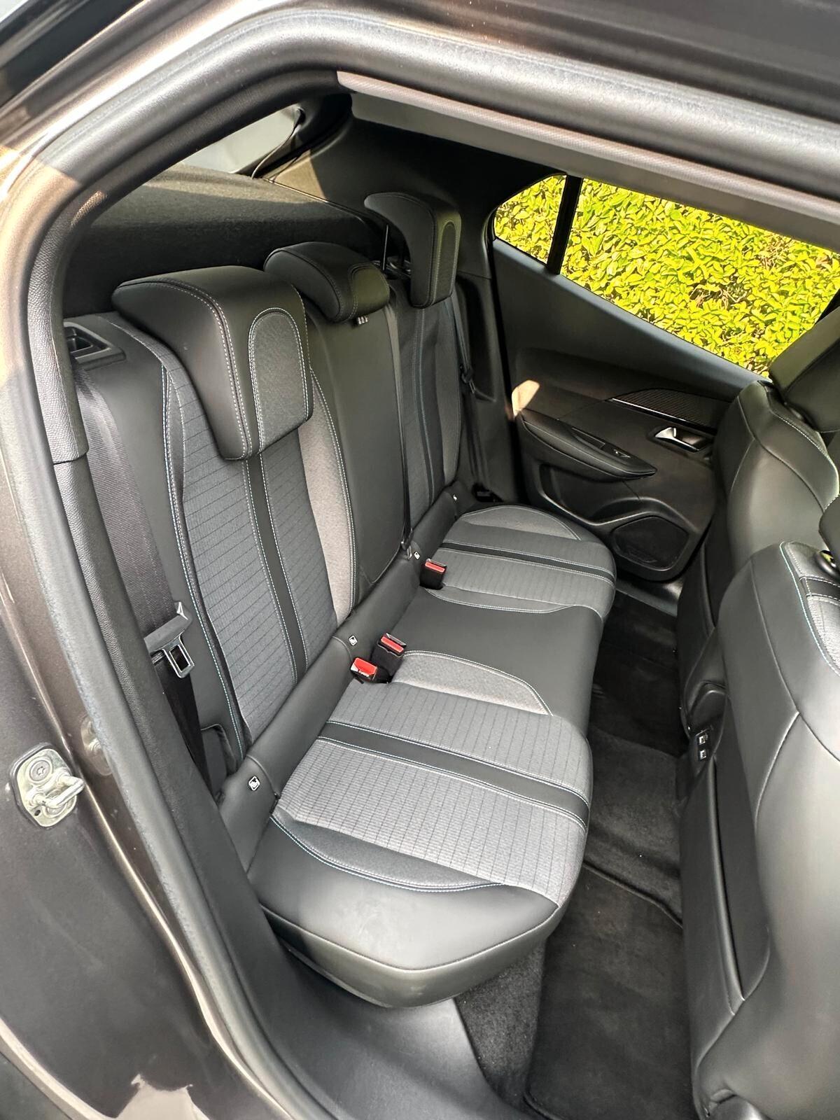 Peugeot 2008 BlueHDi 1.5HDI 130 S&S EAT8 Allure 2021 COCKPIT