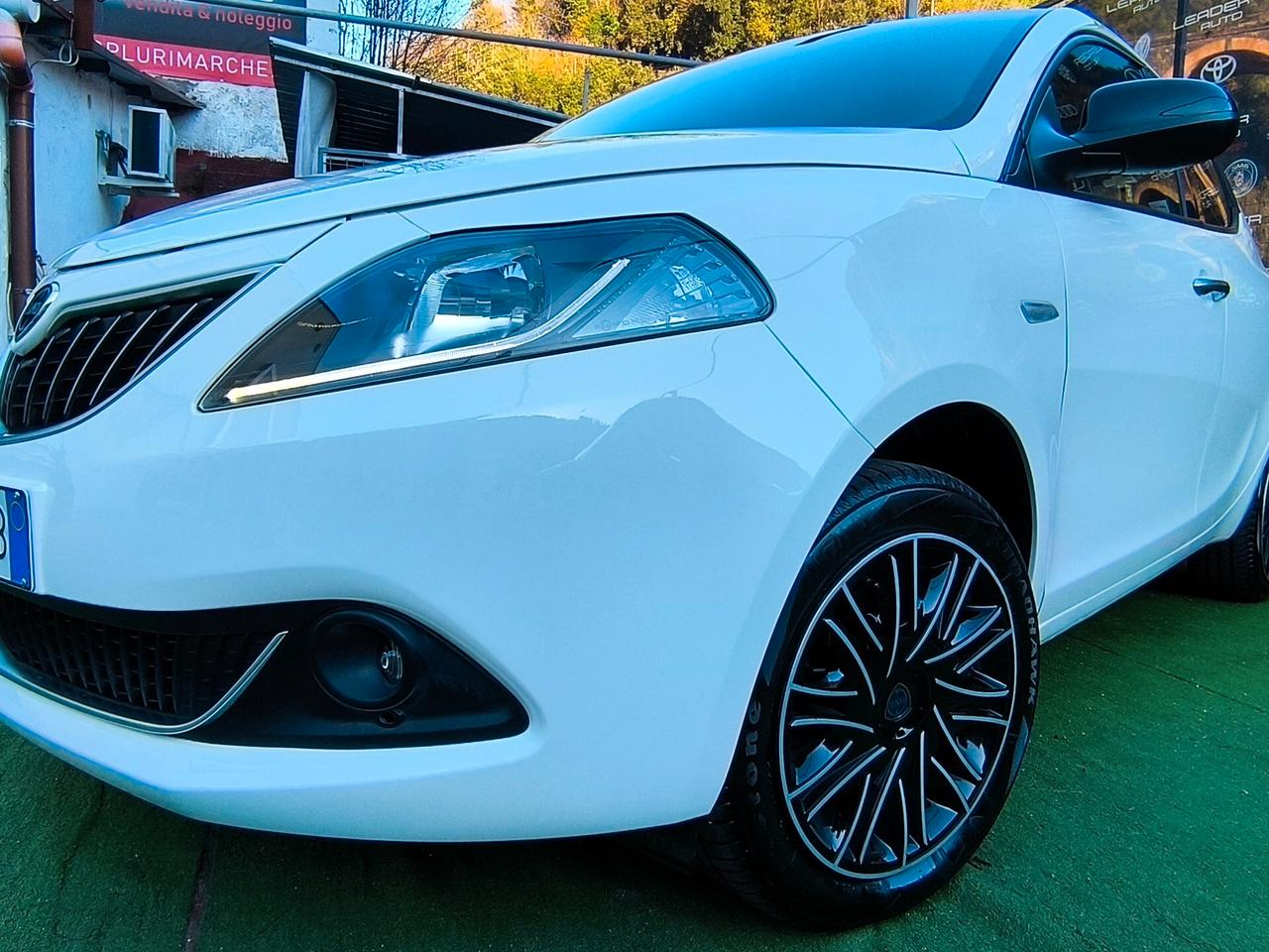 Lancia Ypsilon 1.0 FireFly 5 porte S&S Hybrid Silver