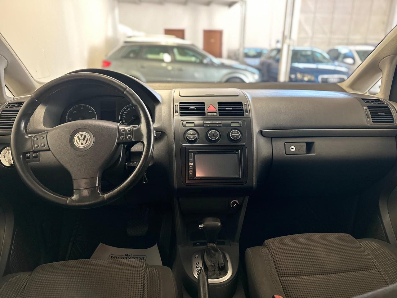 Volkswagen Touran 2.0 16V TDI DSG Highline 7 POSTI