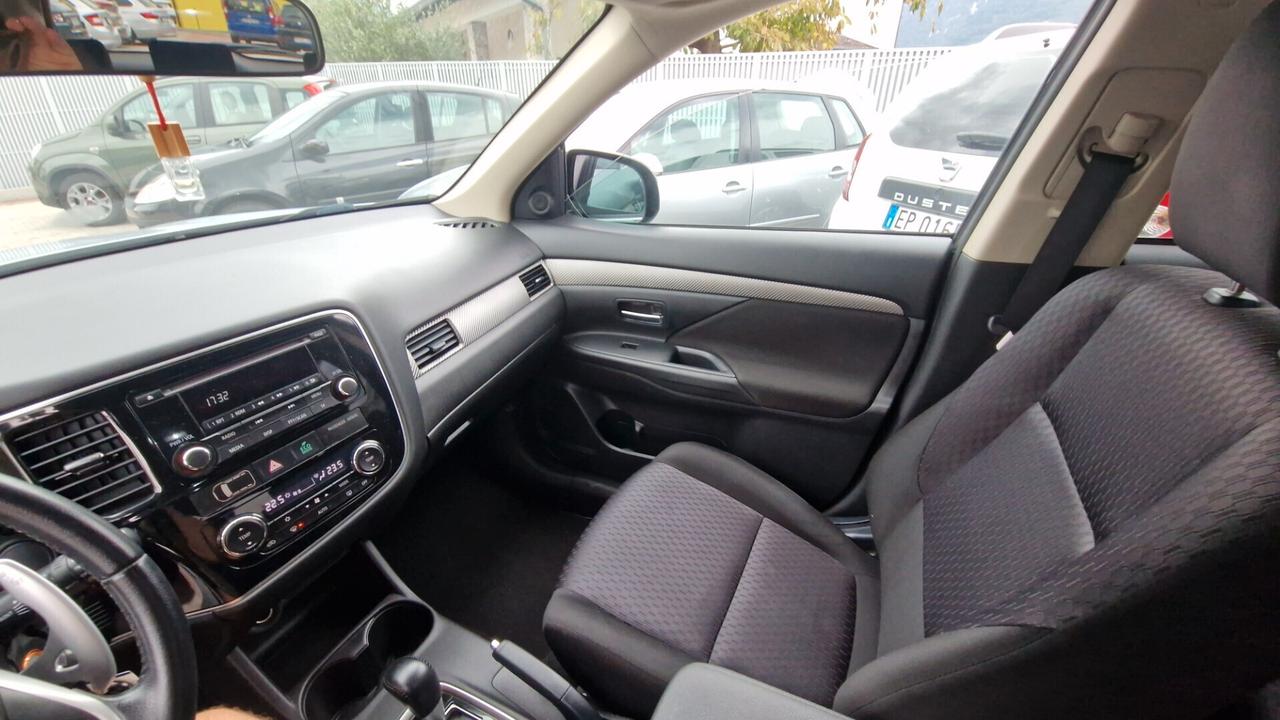 Mitsubishi Outlander 2.2 DI-D 4x4 full automatico