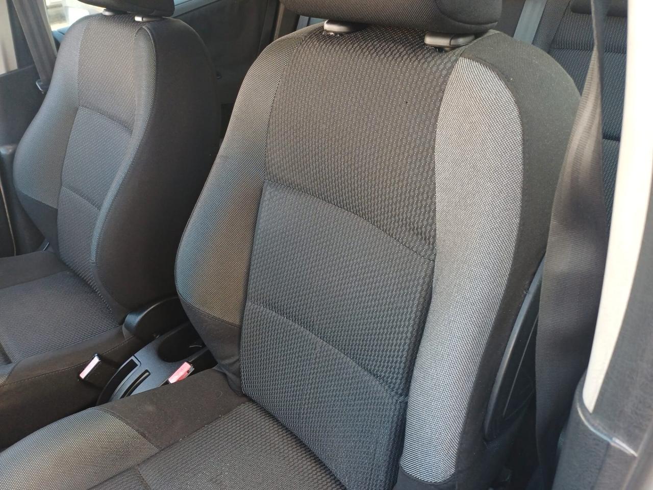 Peugeot 207 1.4 8V 5p POCHI KM - 2012