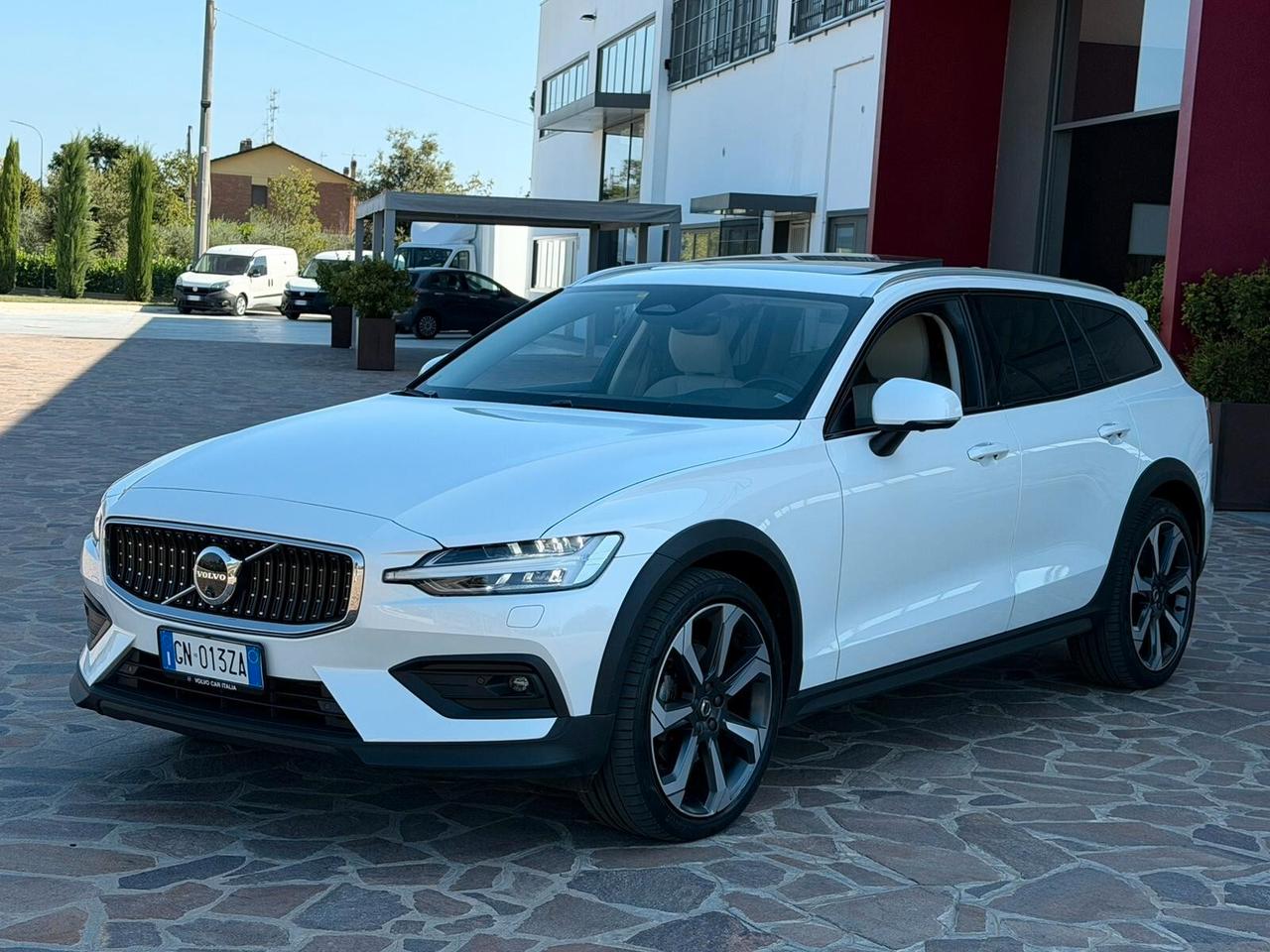 Volvo V60 Cross Country 2.0 B4 (d) AWD auto Plus Bright - GARANZIA 2028