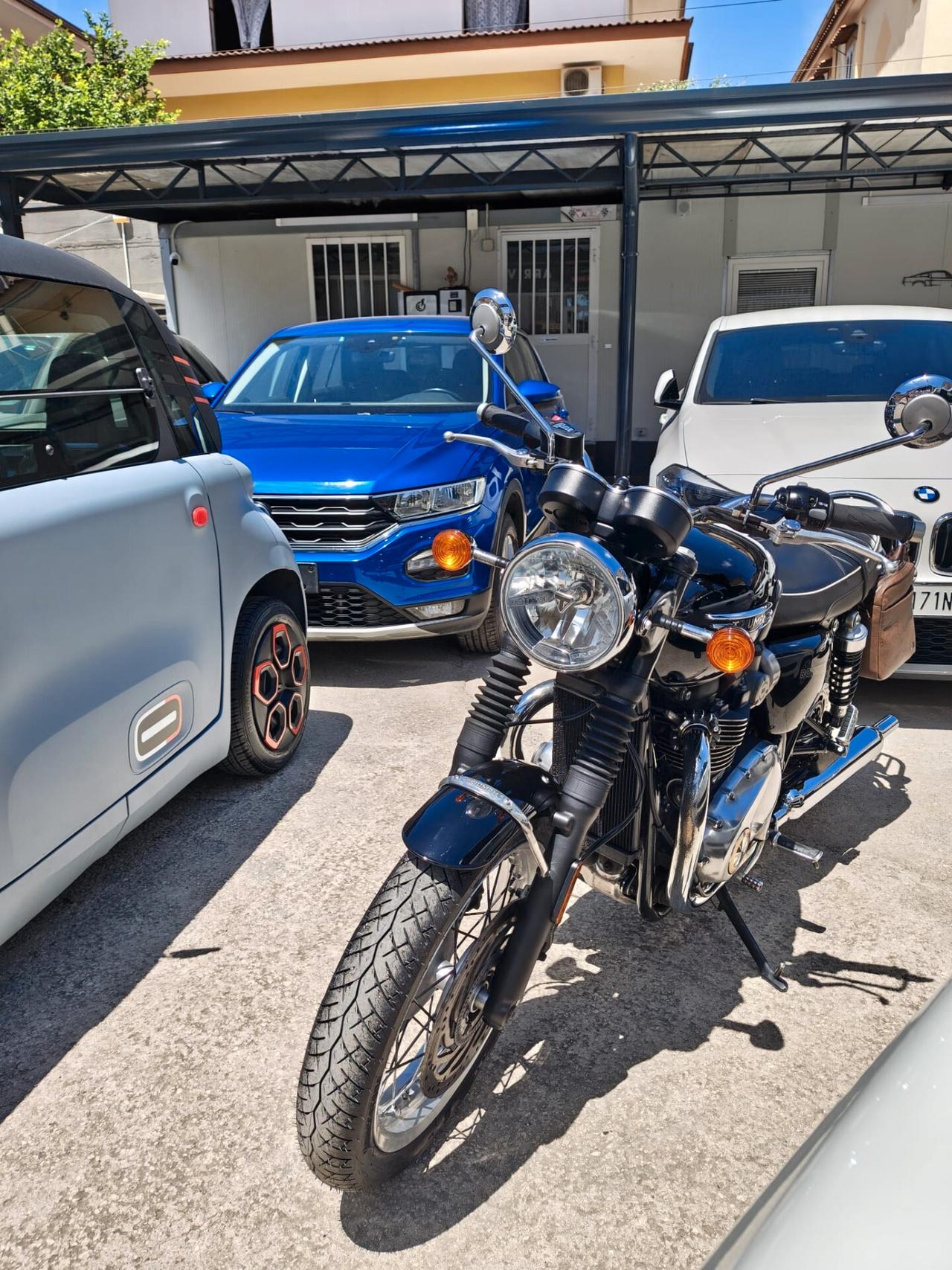 Triumph Bonneville T120 Tutti i tagliandi dimostrabili con fatture .unico Proprietario