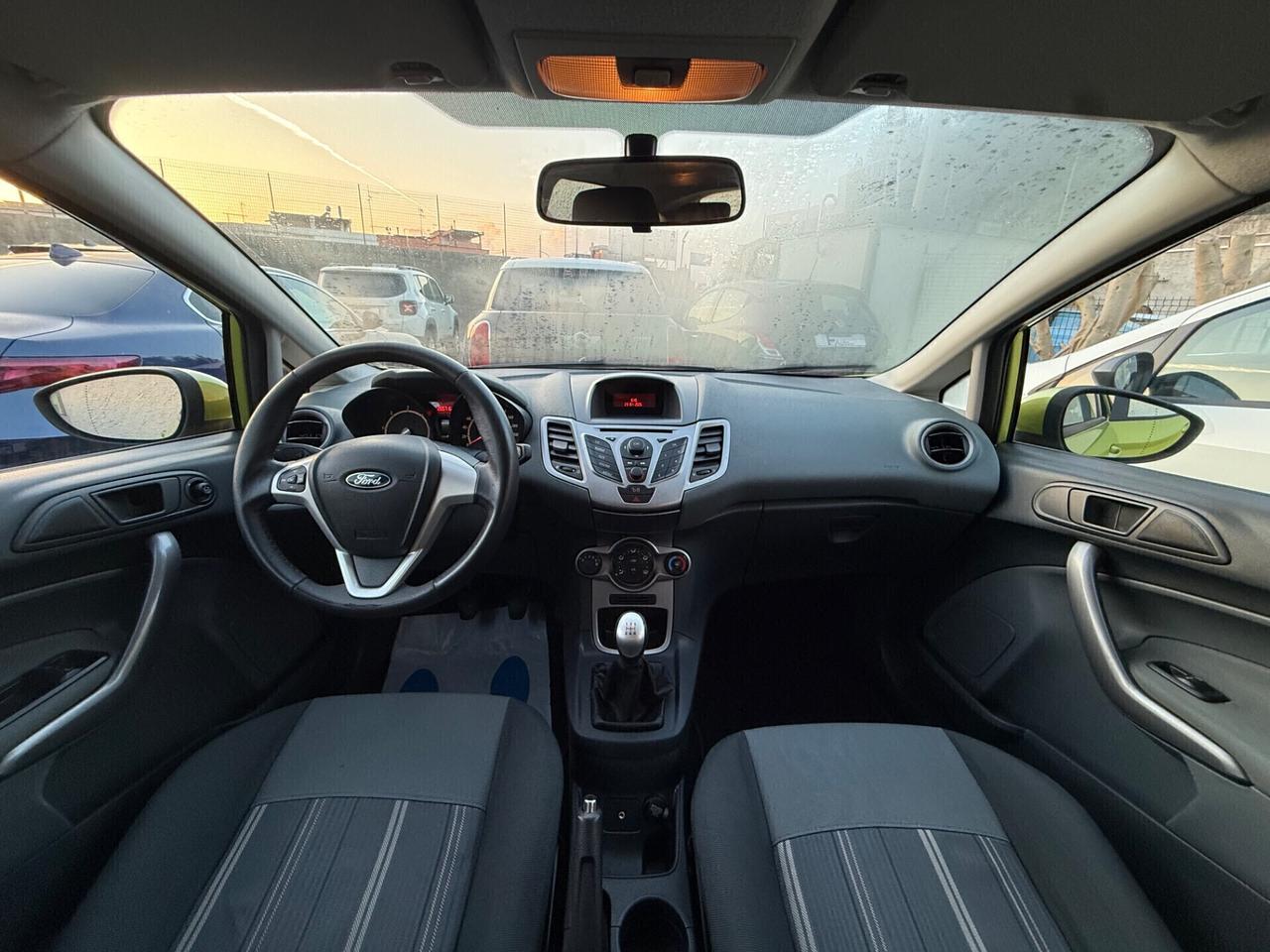 Ford Fiesta 1.4 TDCi 68CV 5 porte,radio,clima,comandi al volante