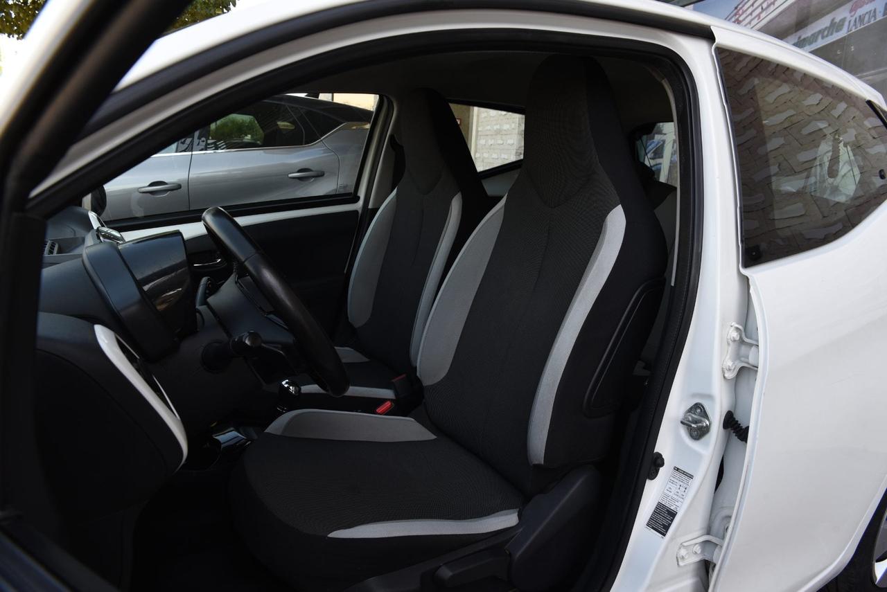 Toyota Aygo 1.0 x-play m-mt 51 Kw 69 cv
