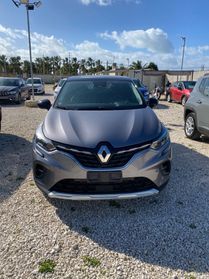Renault Captur TCe 90 CV Techno compresa di passaggio