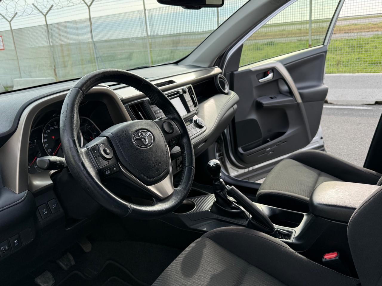 Toyota RAV 4 RAV4 2.0 D-4D 4WD Lounge-4X4-PERMUTABILE