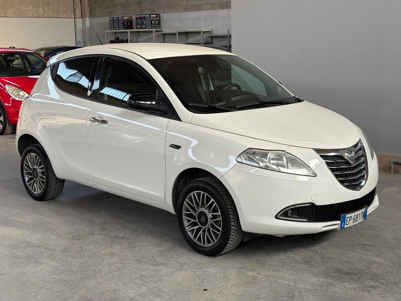 Lancia Ypsilon 0.9 TwinAir 85 CV 5 porte Metano Ecochic Silver