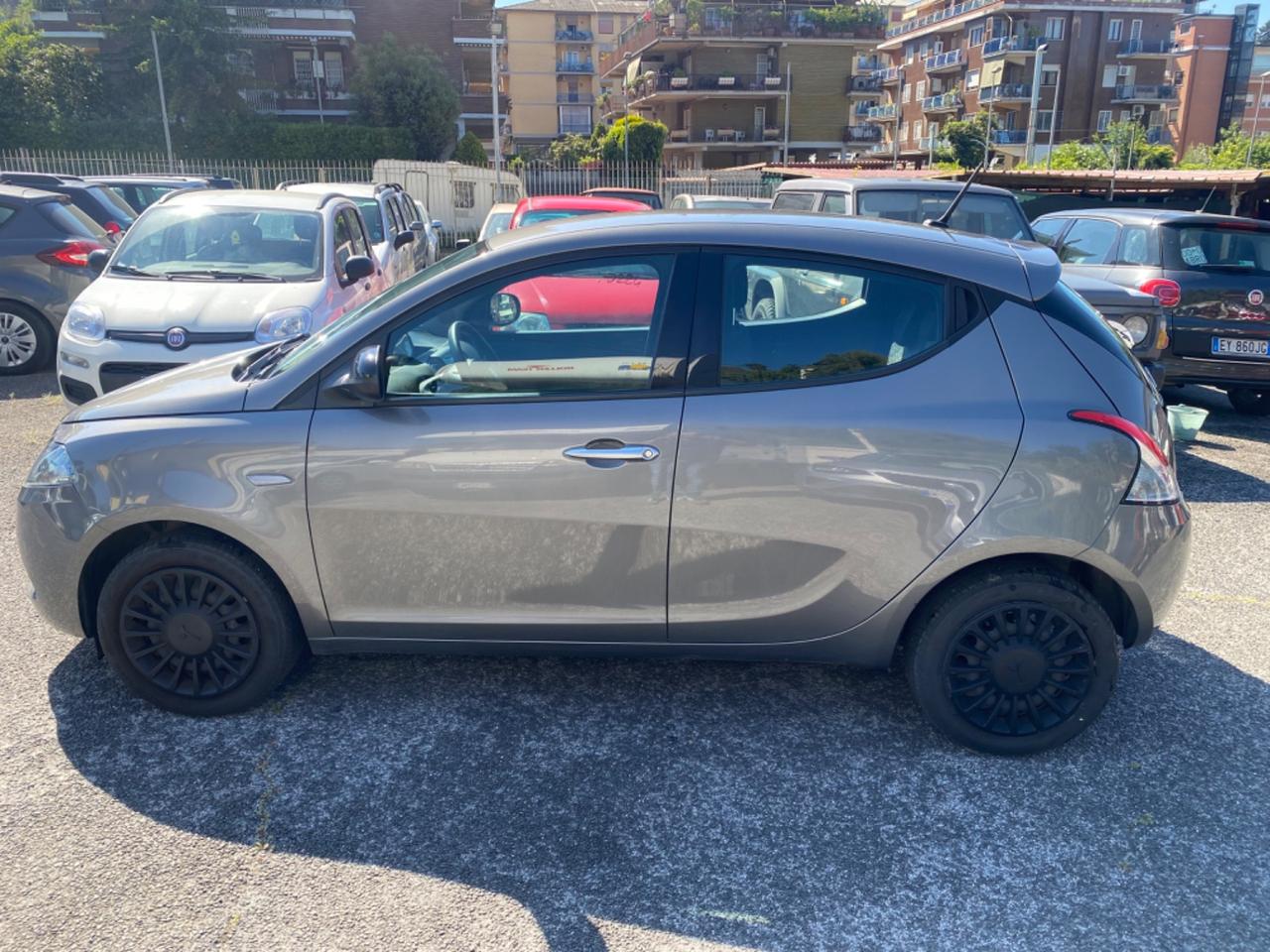 Lancia Ypsilon 1.0 FireFly 5 porte S&S Hybrid Silver