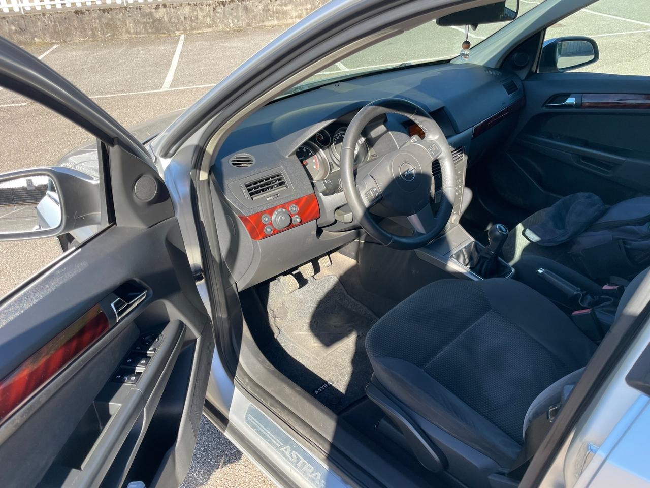 Opel Astra 1.6 16V Twinport 5 porte Cosmo