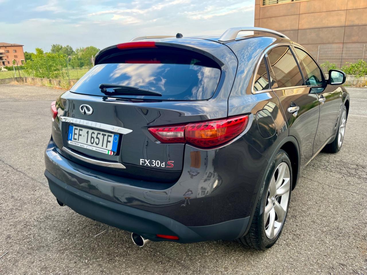 Infiniti FX FX30d S Premium 3.0d 2011 142.000km perfetta