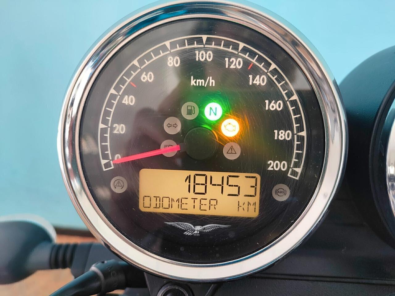 Moto Guzzi V7 III Custom: Eleganza e Performnce