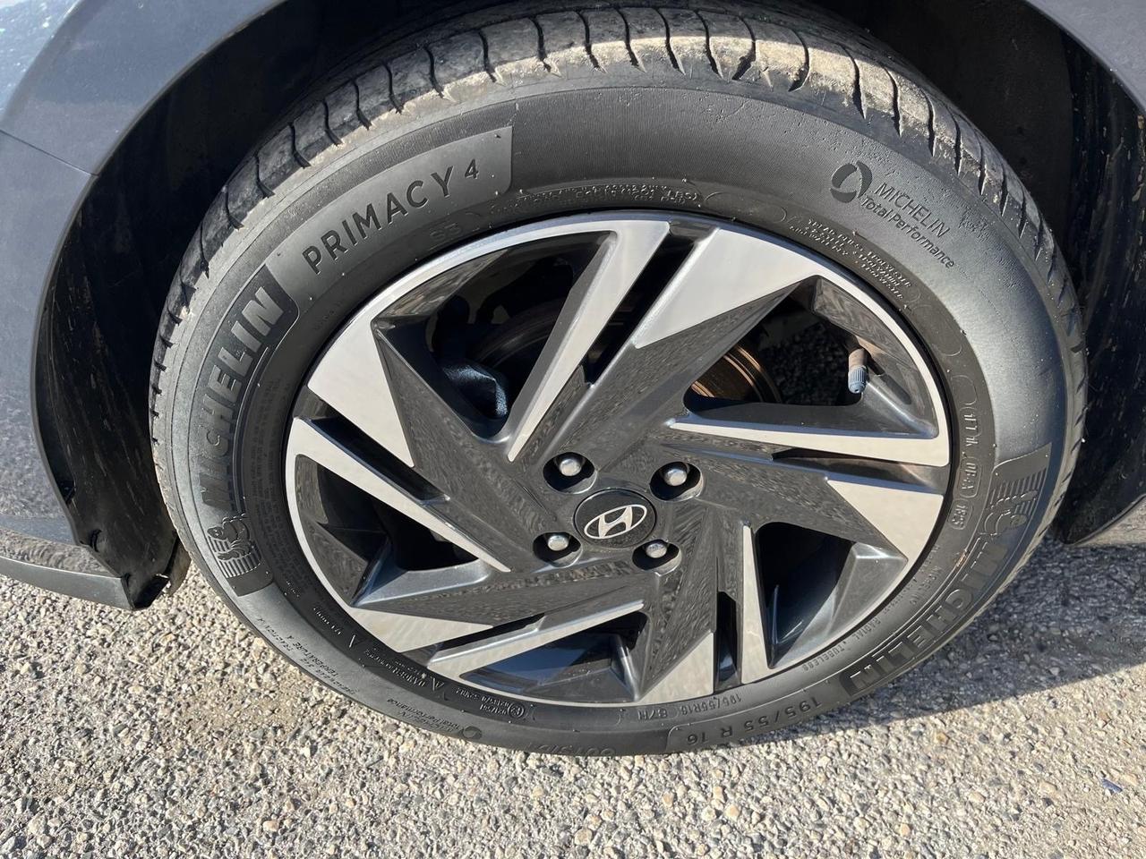 Hyundai i20-1.2 benz-full-2023