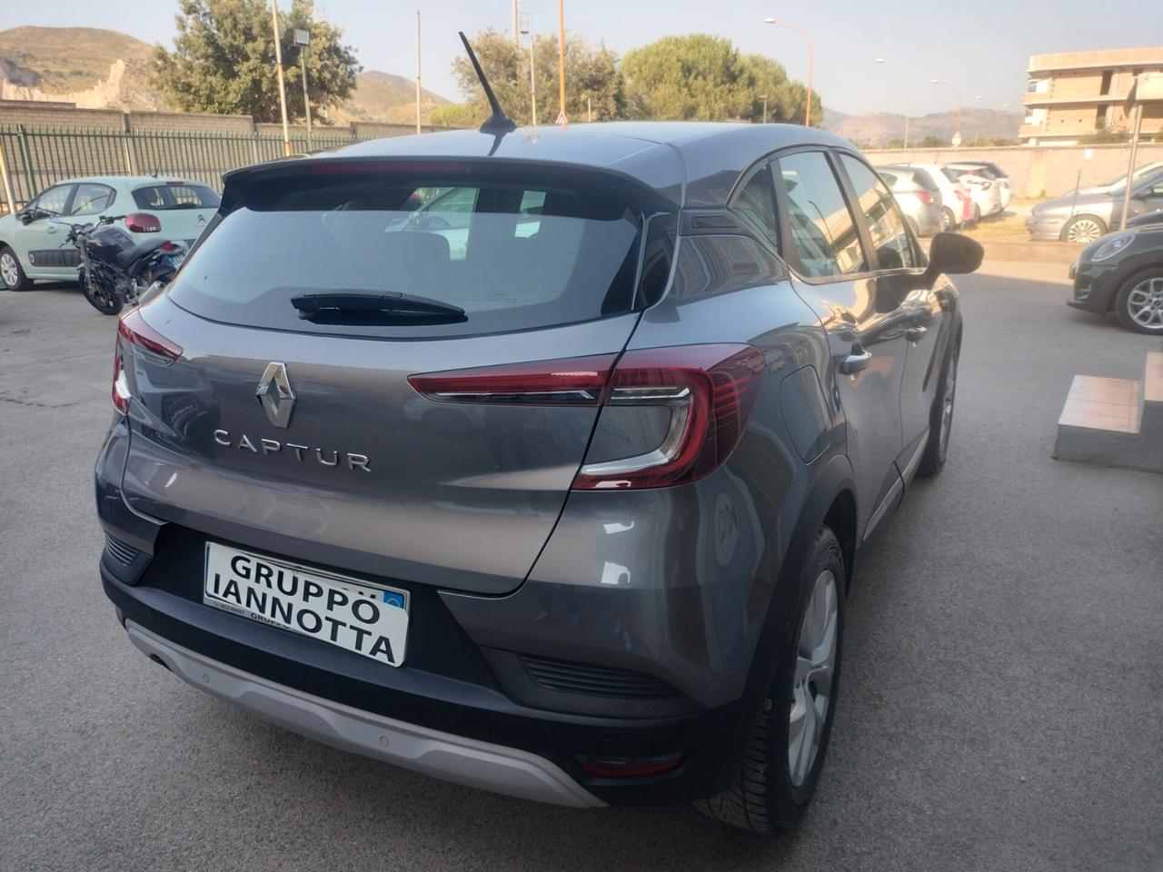Renault Captur 1.5 DCI 116 C.V. CAMBIO AUTOMATICO NAVIGATORE FARI FULL LED SOLI KM 96230 GARANZIA 12 MESI