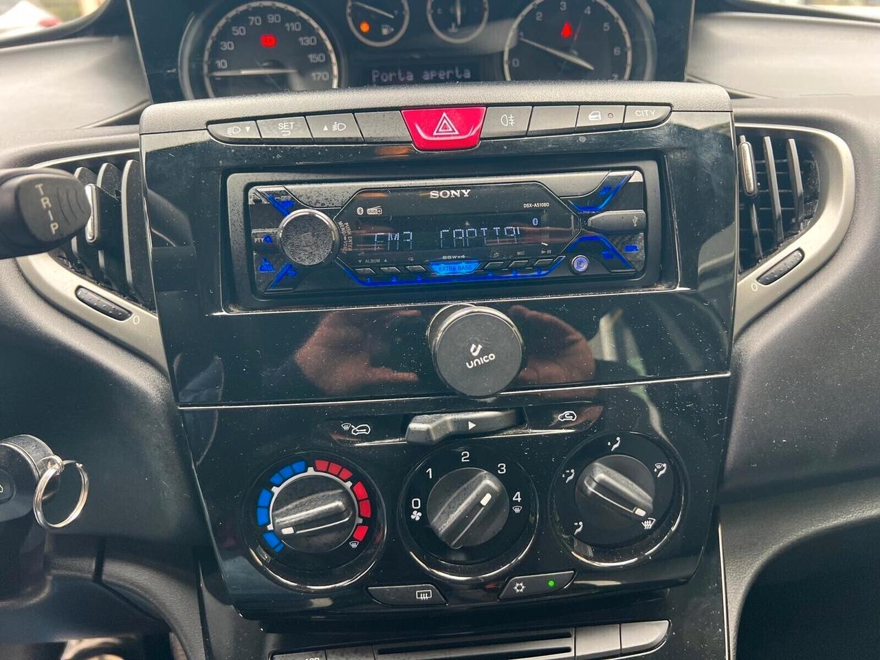 LANCIA YPSILON 1.2 69cv 5p SILVER UNICO PROP.