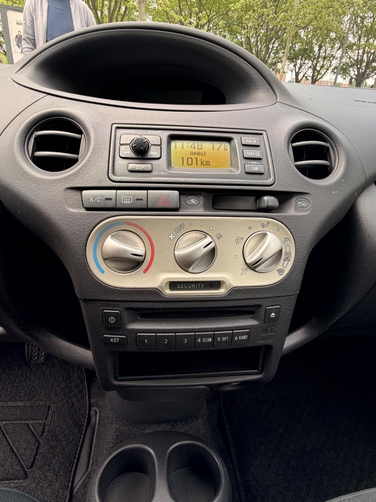 Toyota Yaris 1.0i 16V cat 5 porte Sol