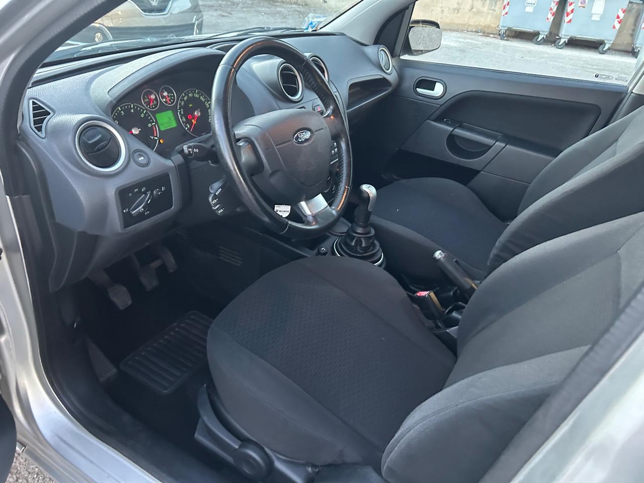 Ford Fiesta 1.2 5p. Ghia 140000km Gancio Traino