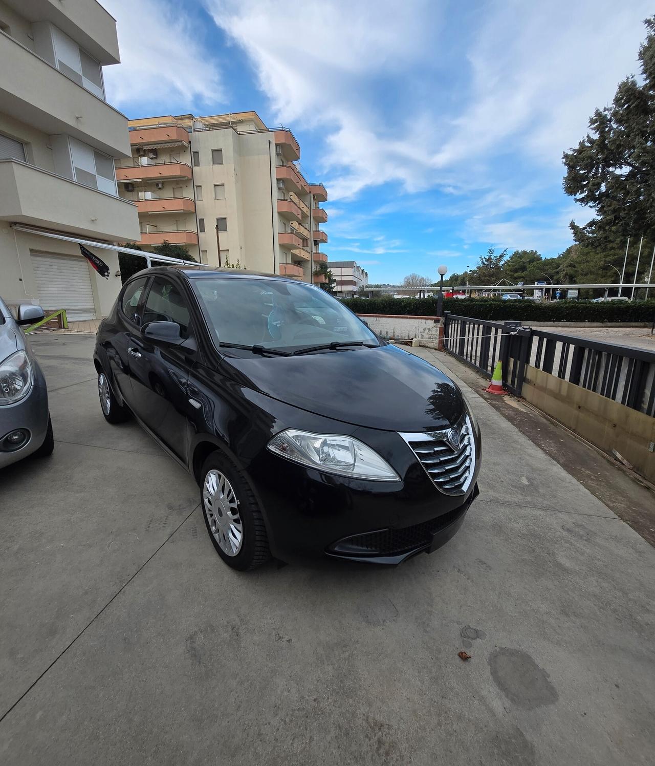 Lancia Ypsilon 1.2 69 CV 5 porte S&S Silver