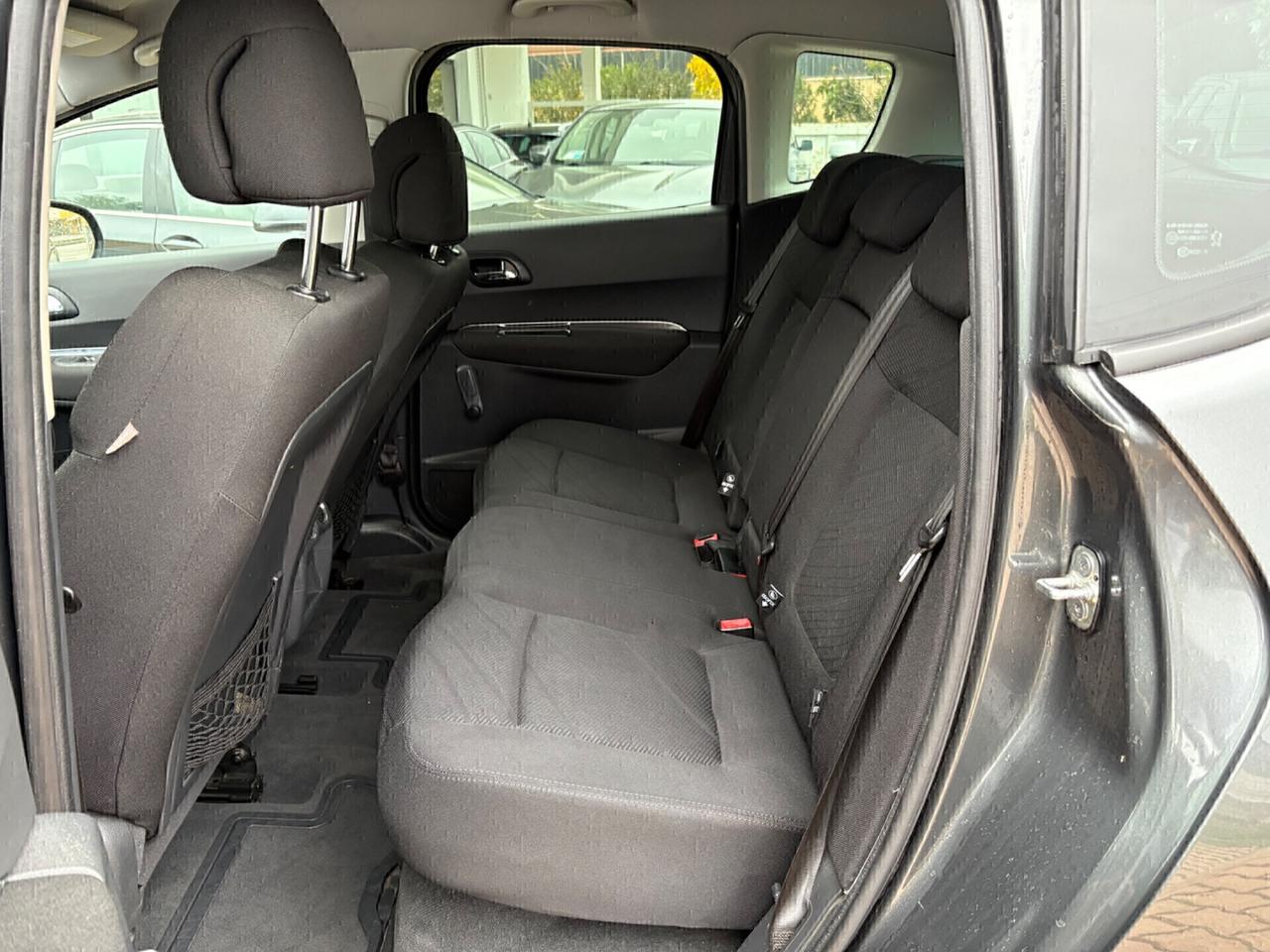 Peugeot 3008 1.6 HDi 110CV cambio robotizzato Business
