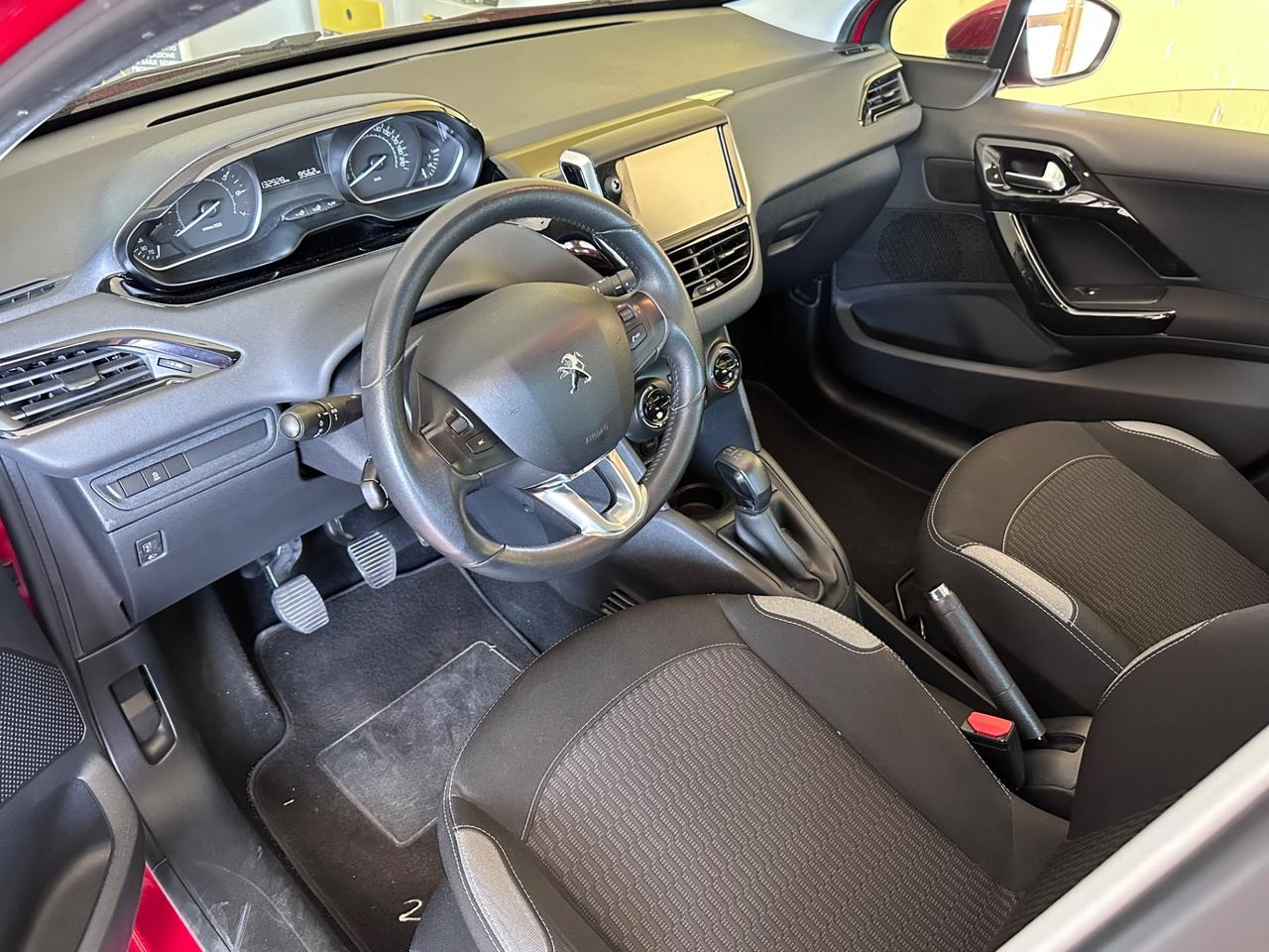 Peugeot 208 1.2benz. Allure
